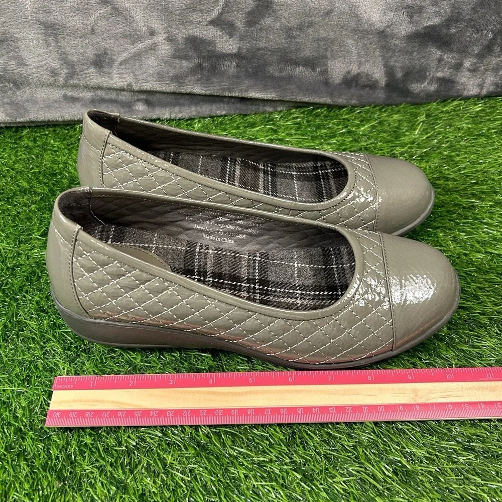 Gravity Defyer VersoShock Flats Womens 10.5 Gray Quilted Patent Leather